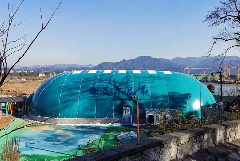 為保證結構的安全性，氣膜建筑應具備什么樣的特點？