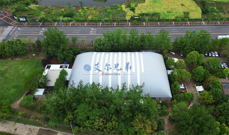 成都天府法治文化公園里的淺灰色氣膜羽毛球館